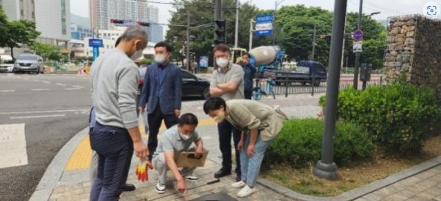 NSP통신-이채명 경기도의원이 22일 안양시 동안구 호계동에 위치한 어바인퍼스트 아파트 단지를 방문해 수해 피해 예방을 위한 점검하고 있다. (사진 = 의원실)