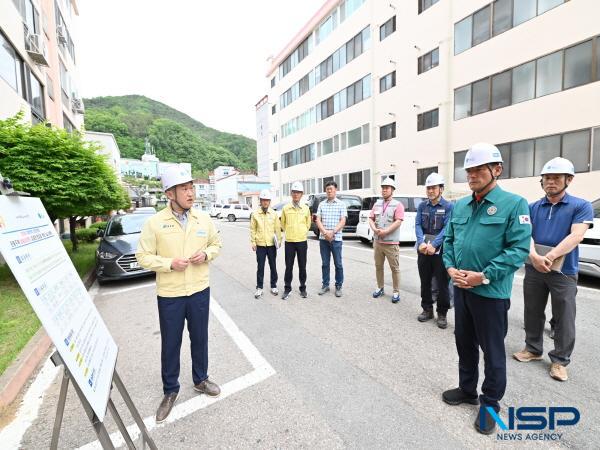 NSP통신-윤경희 청송군수가 2023년 대한민국 안전大전환, 집중안전점검 진행상황을 확인하기 위해 직접 현장을 찾아 관계자를 격려하고 현장점검에 나섰다. (사진 = 청송군)