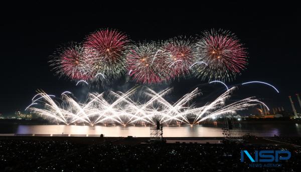 NSP통신-포항시는 오는 26일부터 3일간 펼쳐지는 포항국제불빛축제 기간 중 지역 곳곳에서 다채로운 행사가 열린다고 밝혔다. 지난 2019년 행사 모습 (사진 = 포항시)