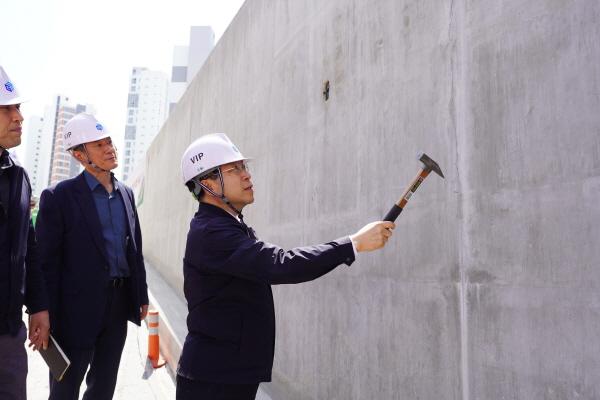 NSP통신-김세용 GH 사장 및 관계자들이 화성동탄2 경기행복주택 건설현장을 점검하고 있다. (사진 = GH)