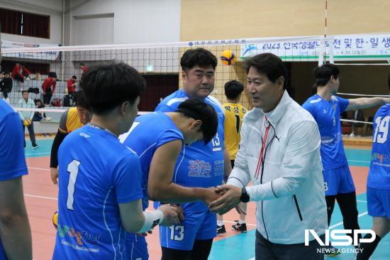 NSP통신-송진호 전남도체육회장 배구 선수단 격려 (사진 = 전라남도체육회)