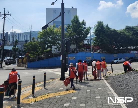 NSP통신-광영동통장협의회 도로 배수로 쓰레기 청소