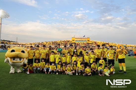 NSP통신-전남 드래곤즈 VS 울산현대 FA컵 16강전 축구경기 기념 찰영 (사진 = 여수광양항만공사)