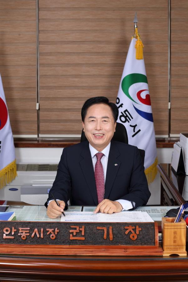 NSP통신-권기창 안동시장은 조직개편의 핵심은인구, 농업, 관광, 물이다 라며, 시민 편익을 위해 농업과 민원행정을 일원화하고,안동의 먹거리인 관광과 수자원 관련 기구·인력을 재정비해 미래지향적이고 생산성 높은 조직이 되도록 했다 고 전했다. (사진 = 안동시)