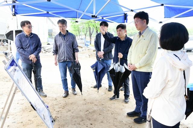 NSP통신-이민근 안산시장이 사고가 발생한 건설현장을 찾아 관계자로부터 사고 경위에 대한 설명을 듣고 있다. (사진 = 안산시)