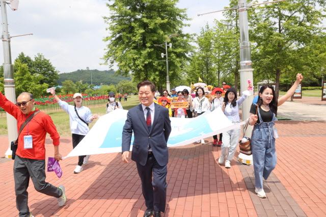 NSP통신-박승원 시장(가운데)과 광명시민들이 26일 도라산역에서 도라산평화공원까지 평화를 염원하는 걷기 행사 퍼포먼스를 하고 있다. (사진 = 광명시)