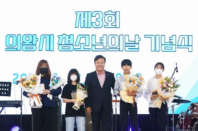 NSP통신-김성제 시장(가운데)이 제3회 의왕시 청소년상 수상자들과 함께 축하 기념사진을 찍고 있다. (사진 = 의왕시)