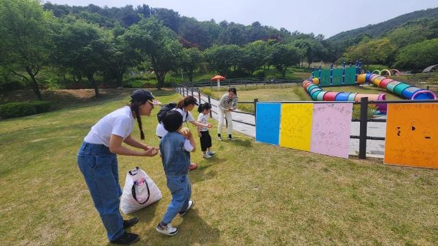 NSP통신-부천시 장애아통합 어린이집협의회가 사랑나눔회와 함께 만 5세 장애아동을 위한 행복한 가족 나들이 행사를 가졌다. (사진 = 부천시)