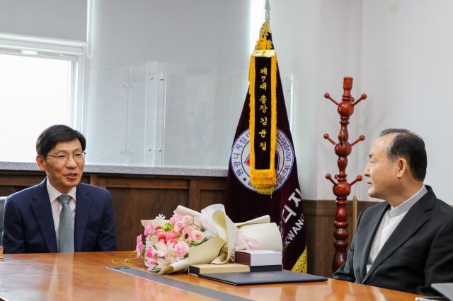 NSP통신-표창 시상식 후 김윤철 총장(왼쪽)과 이진수 교수가 대화를 나누고 있다. (사진 = 원광디지털대학교)