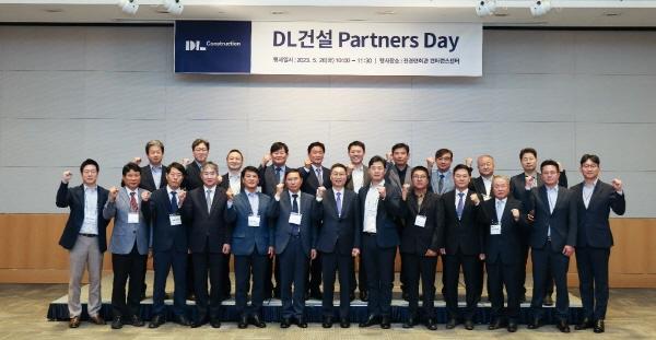 NSP통신-곽수윤 DL건설 대표(앞줄 왼쪽 일곱 번째) 및 관계자들이 기념 촬영하고 있다. (사진 = DL건설)