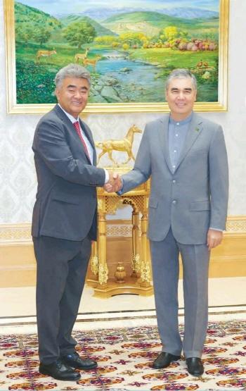 NSP통신-정원주 대우건설 회장(왼쪽)이 투르크메니스탄 현지에서 구르반굴리 베르디무하메도프 국가최고지도자(왼쪽 두 번째)를 예방하고 기념촬영을 하고 있다. (사진 = 대우건설)