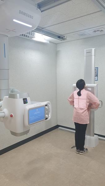 NSP통신-시민이 디지털 방사선촬영장치에서 흉부 엑스레이를 촬영하고 있다. (사진 = 상주시.)