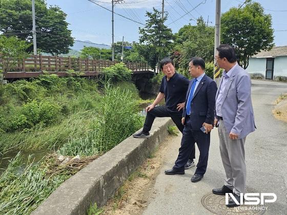 NSP통신-31일 서남용 완주군의회 의장(가운데)과 김규성 의원이 지난 주말 많은 비로 인해 토사가 유입돼 막혀 버린 농업용수로 현장을 방문해 대책을 논의하고 있다. (사진 = 완주군의회)