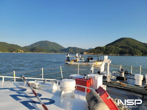 NSP통신-여수해경 경비함정이 어선에 접근해 승선원 신고사항과 승선원의 일치여부를 확인하고 있다. (사진 = 여수해경)