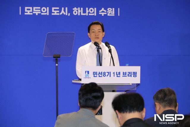 NSP통신-이재준 수원시장이 기자회견에서 새빛톡톡, 새빛펀드, 새빛돌봄 등 시정정책을 설명하고 있다. (사진 = 조현철 기자)