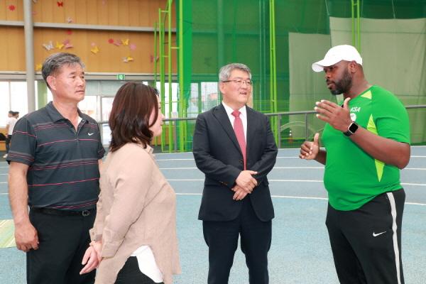 NSP통신-김학동 예천군수는 U20육상경기선수권대회장을 둘러보고, 경기에 참가한 사우디아라비아, 대만 등 해외선수단과 이야기를 나눴다. (사진 = 예천군)