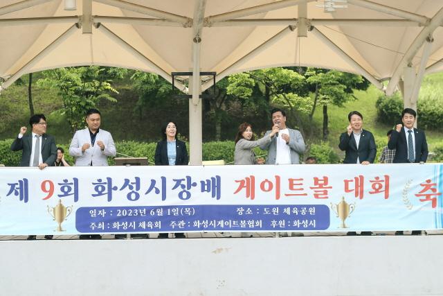 NSP통신-1일 화성시의회 김경희 의장(왼쪽 네번째)와 의원들이 격려사를 하는 모습. (= 화성시의회)