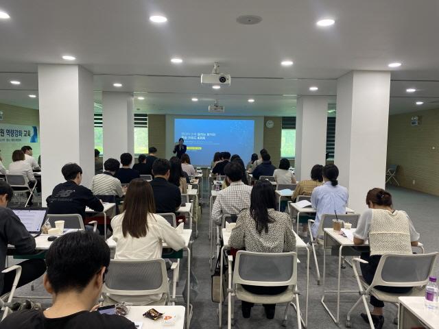 -지난달 31일 교육을 받고 있는 화성시의회 직원들. (사진 = 화성시의회)