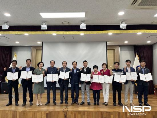 NSP통신-광양전통숯불구이 축제 추진위원 위촉장 전달 기념 찰영 (사진 = 광양시청)