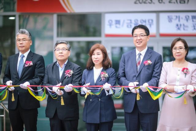 NSP통신-2일 김경희 화성시의회 의장(가운데)과 우체국 관계자들이 테이프 커팅식을 하고 있다. (사진 = 화성시의회)