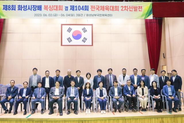 NSP통신-2일 화성시의회 김경희 의장(앞줄 왼쪽 여섯번째)과 의원 및 참석자들이 사진촬영을 하고 있다. (사진 = 화성시의회)