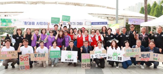 NSP통신-2일 동백호수공원에서 열린 제28회 환경의 날 기념행사에서 이상일 용인특례시장, 시 의장과 시 의원들과 피켓을 들고 화이팅을 외치고 있다. (사진 = 용인특례시의회)