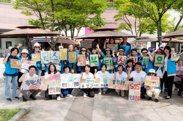 NSP통신-의원연구단체 탄소중립연구소 회원들과 박병민 의원이 시민들과 함께 기념 촬영을 하고 있다. (사진 = 용인특례시의회)