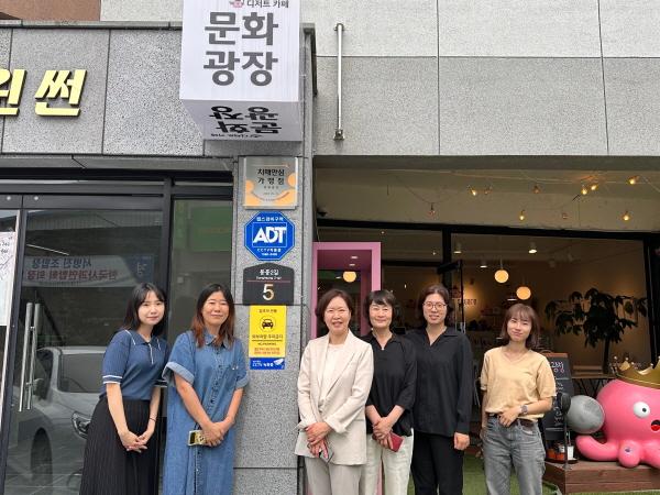 NSP통신-안동시 치매안심센터는 지역사회 치매 안전망 구축을 위해 문화광장 카페(운흥동 동흥2길 5)를 치매안심가맹점으로 지정하고 지난 1일 현판 전달식을 가졌다. (사진 = 안동시)