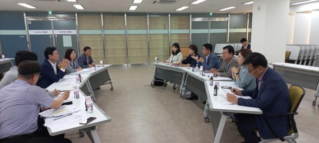 NSP통신-5일 성길용 오산시의회 의장(오른쪽 네번째)이 간담회에서 발언을 하고 있다. (사진 = 오산시의회)