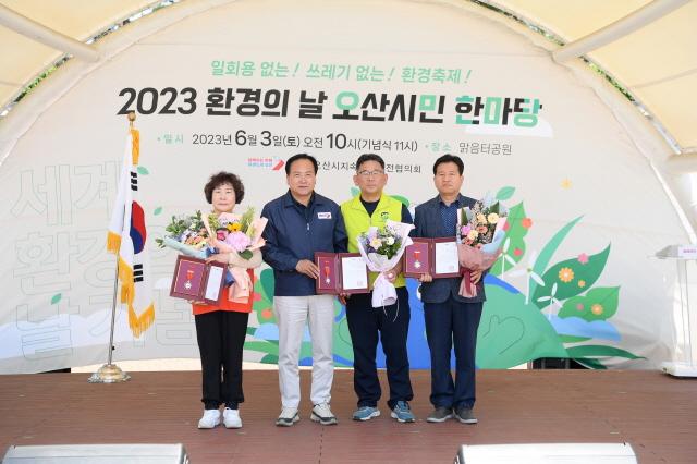 NSP통신-3일 이권재 오산시장(왼쪽 두번째)이 환경보전 유공 수상자들과 사진촬영을 하는 모습. (사진 = 오산시)