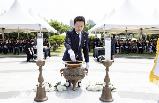 NSP통신-추념식에서 송바우나 의장이 순국선열의 넋을 기리며 헌화하고 있다. (사진 = 안산시의회)