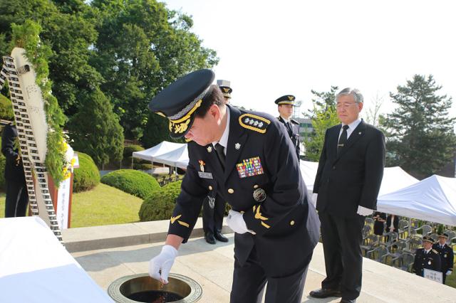 NSP통신-분양하고 있는 최시영 동해해양경찰서장. (사진 = 동해해양경찰서)