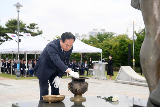 NSP통신-6일 이권재 오산시장이 순국선열 및 호국영령에 대해 분향을 하고 있다. (사진 = 오산시)