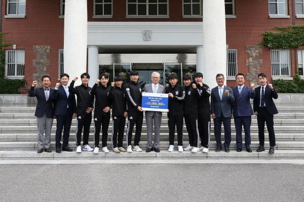 NSP통신-계명대 태권도시범단 학생들이 신일희 총장을 만나 시상금 1000만원을 학교 발전기금으로 전달하고 함께 기념촬영을 하고 있다. (사진 = 계명대학교)