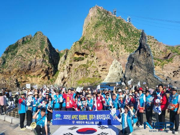 NSP통신-대한민국 독도사랑 경주에서는 창립 5주년을 기념해 독도 바로알기 행사의 일환으로 회원과 시민 50여 명으로 구성된 독도 체험탐방단을 꾸려 지난 2일부터 4일까지 울릉도 및 독도 탐방행사를 실시했다. (사진 = 경주시)