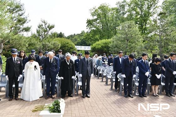 NSP통신-장수군은 6일 현충일을 맞아 장수읍 남산 충혼비에서 최훈식 장수군수를 비롯해 국가유공자와 유가족, 기관단체장 등 300명이 참석한 가운데 제68회 현충일 추념식을 개최했다. (사진 = 장수군)