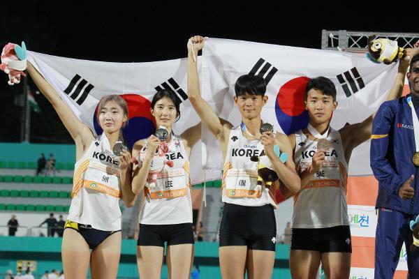 NSP통신-혼합 4X400m 계주에서 400m 은메달리스트인 배건율 선수의 역전으로 김정현‧이민경‧신현진와 함께 은메달을 목에 걸었다. (사진 = 예천군)