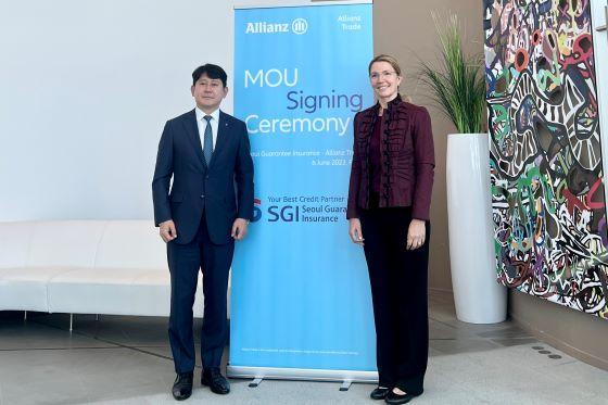 NSP통신-The president of Seoul Guarantee Insurance, Yoo Kwang-Yeol and the president of Allianz Trade, Aylin Somersan Coqui take pictures after signing an MOU at Allianz Trades headquaters in Paris on last June 6. (사진 = Seoul Guarantee Insurance)