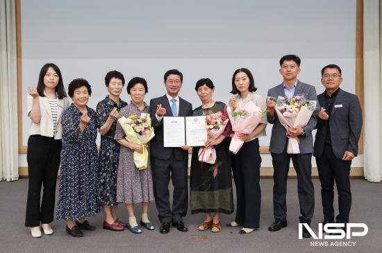 NSP통신-시정발전 유공 시민 표창장 수여후 기념 찰영 (사진 = 광양시청)