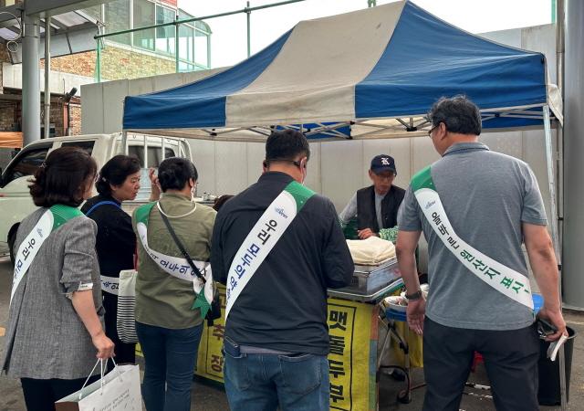 -7일 송산면 사강시장에서 민관 합동으로 농수산물 원산지 표시 홍보 캠페인을 하는 모습 사진 화성시