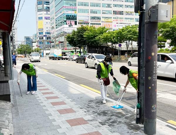 NSP통신-환경의 날인 지난 6월 5일 강서구 2050 탄소중립 시민실천단이 발산역 일대를 다니며 쓰레기를 줍는 줍깅 캠페인을 펼치고 있다. (사진 = 강서구)