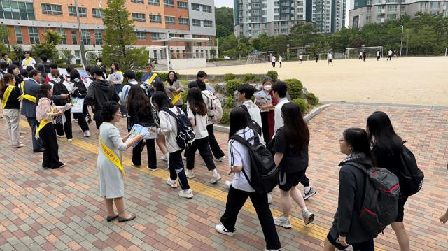 NSP통신-김포 운양고에서 학교폭력, 사이버 폭력 없는 행복한 학교 만들기 캠페인을 진행하고 있다. (사진 = 김포운양고)