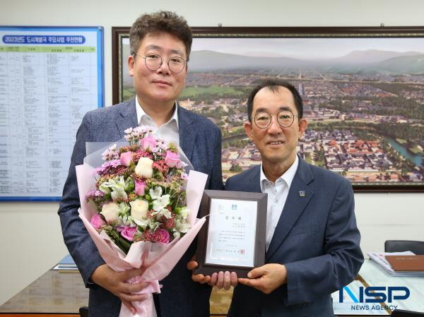 NSP통신-경주시가 신속한 폐철 철거로 시민불편 해소에 기여한 국가철도공단 영남본부 강상우(52) 차장에게 감사패를 전달했다고 9일 밝혔다. (사진 = 경주시)