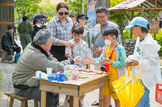 NSP통신-시민들과 관광객들이 2023 실향민문화축제의 다양한 체험활동을 하고 있다. (사진 = 속초시)