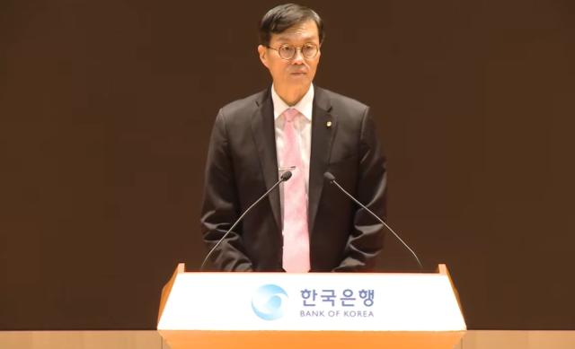 NSP통신-이창용 한국은행 총재가 창립 73주년 기념식에서 기념사를 하고 있다. (사진 = 한국은행)