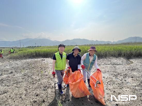 NSP통신-박성현 여수광양항만공사 사장 수어천 인근 쓰레기 수거 (사진 = 여수광양항만공사)
