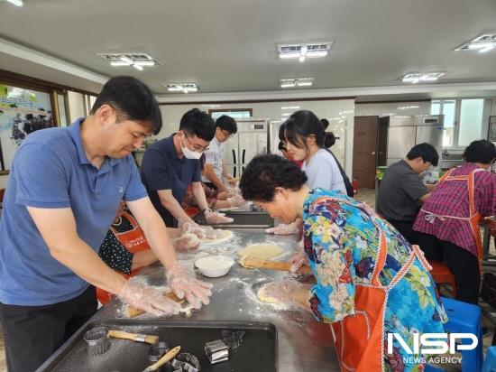 NSP통신-지역사회 사랑의 빵 나눔데이참석한 YGPA임직원과 시니어 파티시에가 함께 빵 제작 (사진 = 여수광양항만공사)