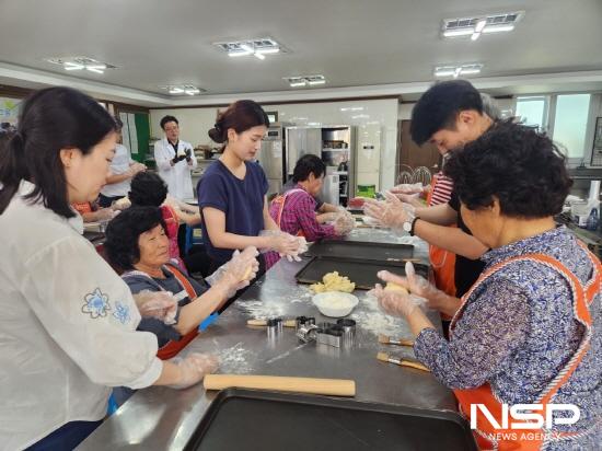 NSP통신-지역사회 사랑의 빵 나눔데이참석한 YGPA임직원과 시니어 파티시에가 함께 빵 제작 (사진 = 여수광양항만공사)