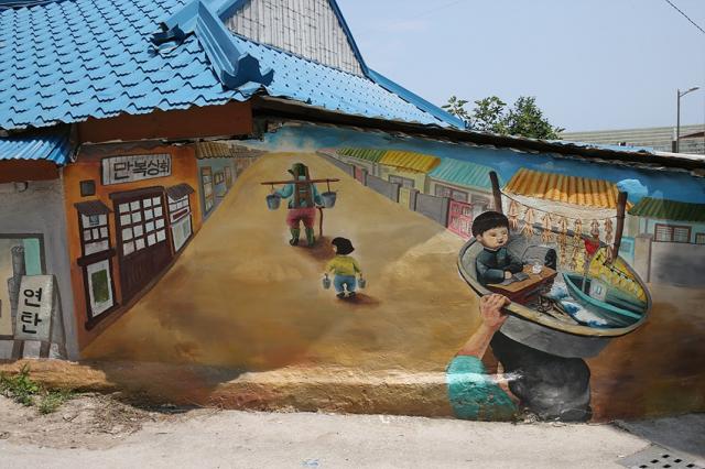 NSP통신-새롭게 단장할 동해시 묵호항 논골담길 벽화 모습. (사진 = 동해시)