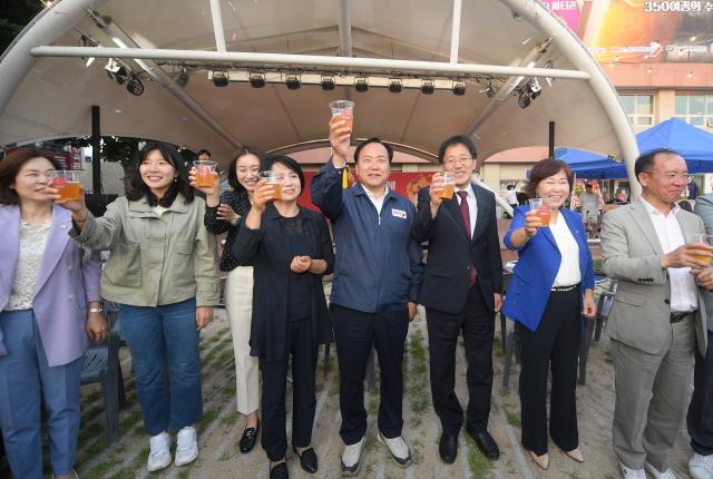 NSP통신-이권재 오산시장(오른쪽 네번째)이 야맥축제에서 참석자들과 건배를 하는 모습. (사진 = 오산시)